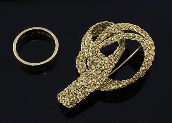 A textured 18ct gold knot brooch and a late 1960s Kutchinsky 18ct gold wedding band,